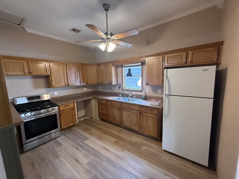 Ada House: 736 E 8th