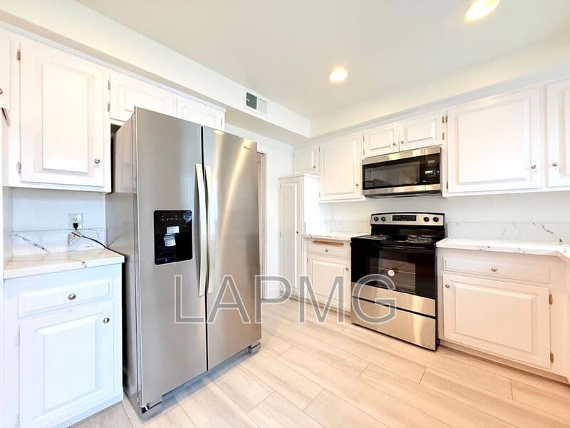 Burbank House: 711-715 E. Cypress Avenue