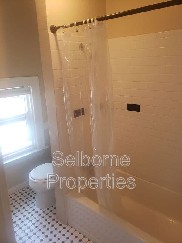 Oakland House: 546 Merrimac St