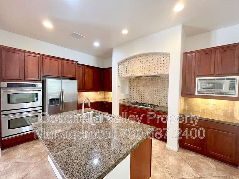 Cathedral City House: 511 Via Assisi