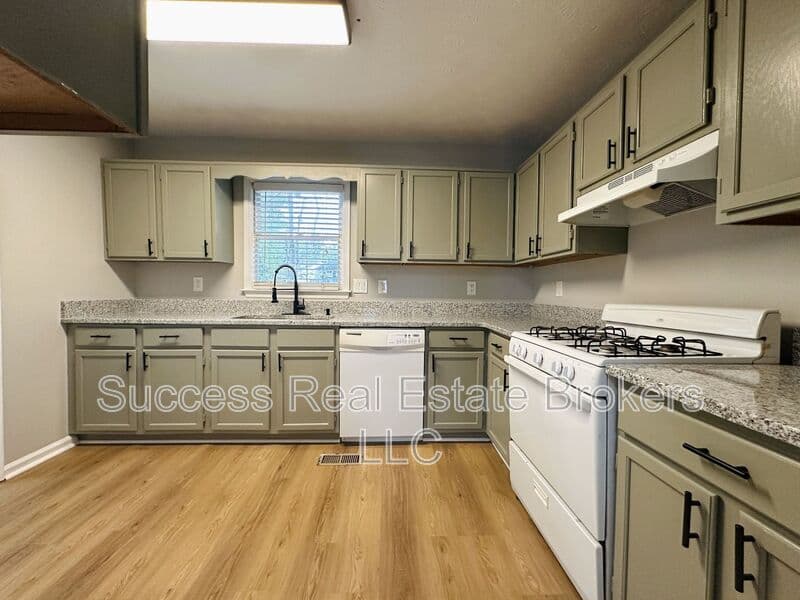 Kennesaw House: 1016 Kennesborough Rd NW