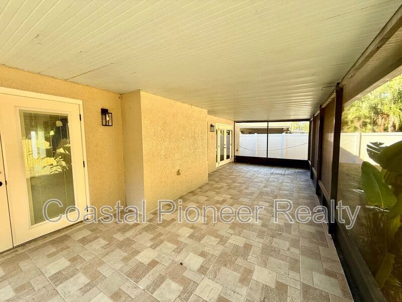 Tampa House: 8731 Huntfield St