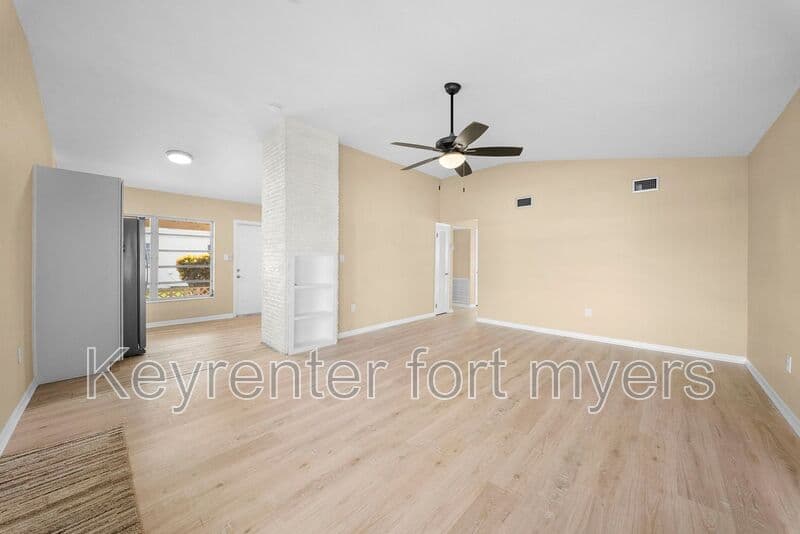 North Fort Myers House: 275 Lakeview Dr