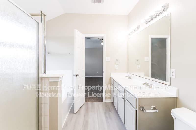 Fresno House: 2131 Chelsea Vale Dr