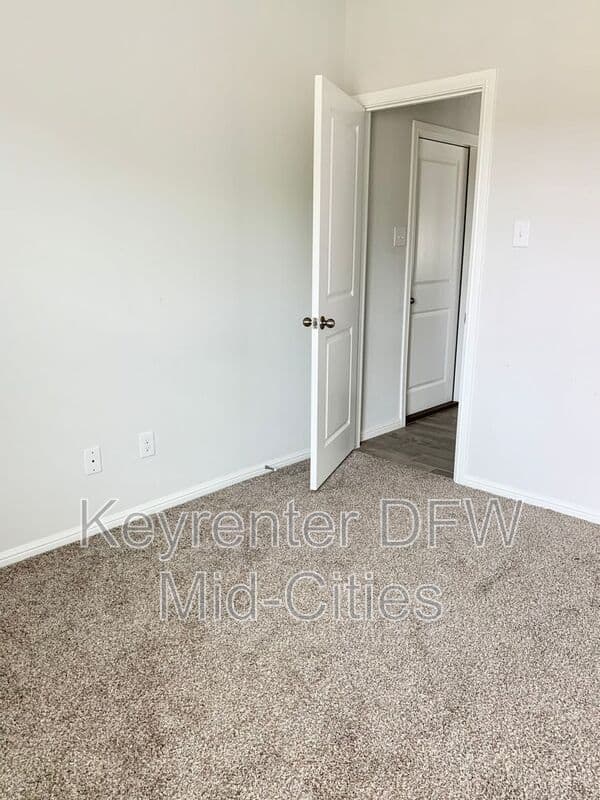 Fort Worth House: 9001 High Stirrup Lane