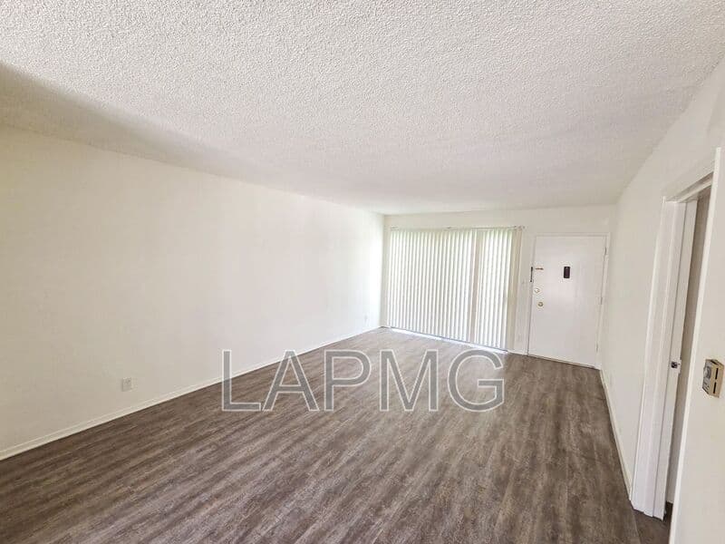 Los Angeles House: 8570 Gregory Way