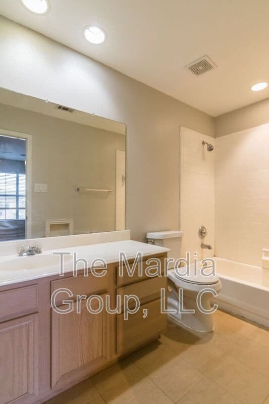 Garland House: 3904 Brandon Park Dr