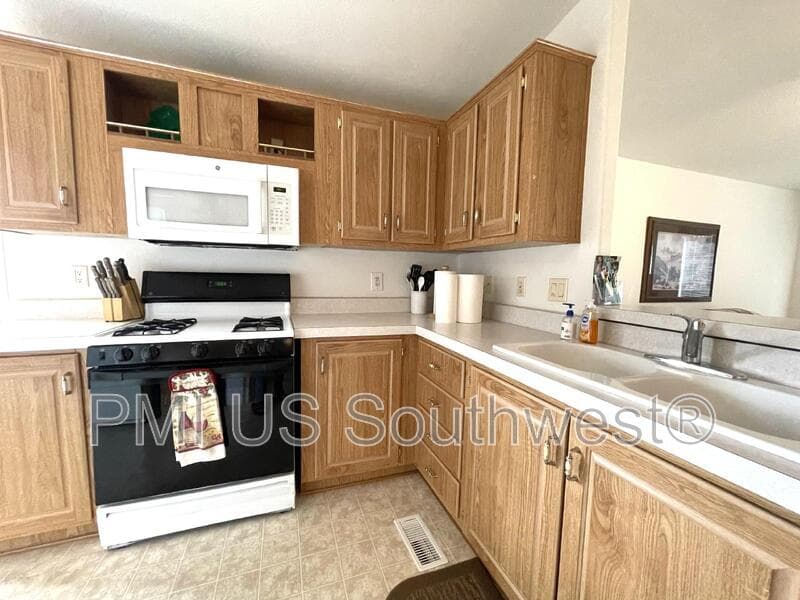 Bullhead City House: 2350 Adobe Rd