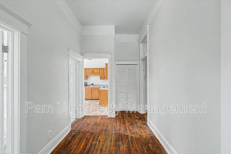 Savannah House: 512 E Waldburg Lane