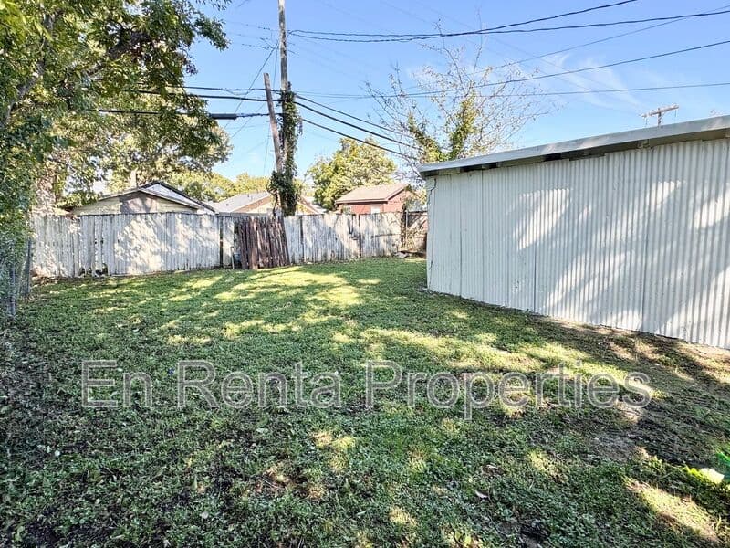 Ft Worth House: 716 W Broadus Ave.