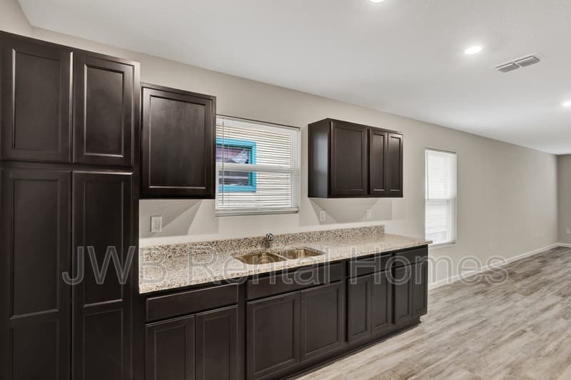 Jacksonville House: 325 Woodlawn Ave
