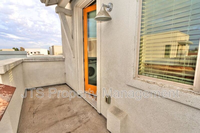 Sacramento House: 340 1st Avenue