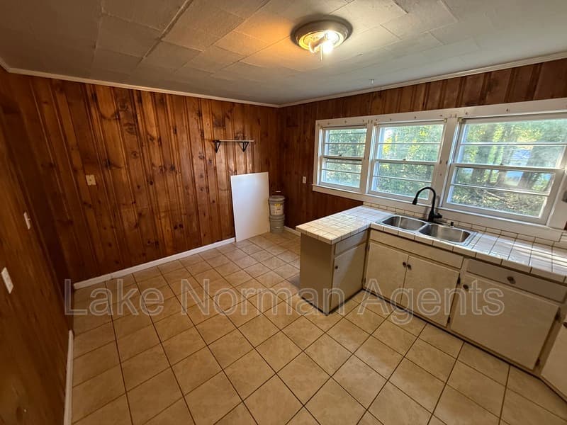 Lenoir Condo: 3364 Clay Court
