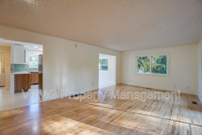 Ridgefield House: 139 N 19th Ct