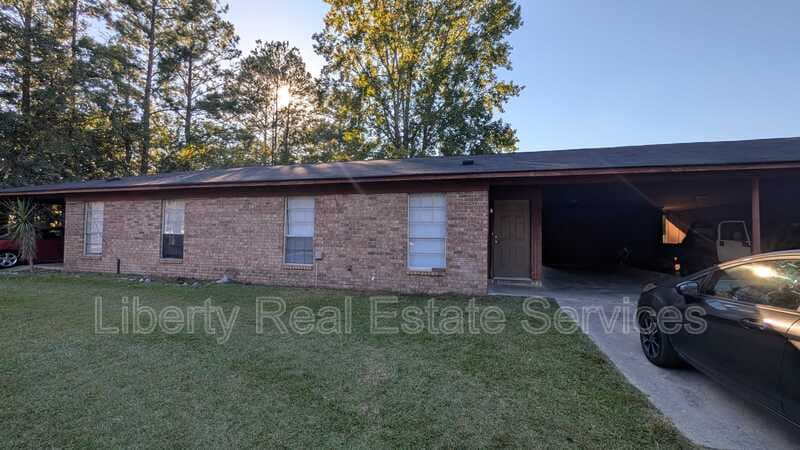 Hinesville Condo: 989 Live Oak Dr