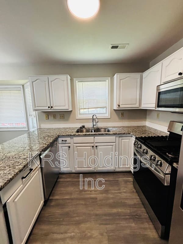 Chester House: 15012 Pine Vista Ln