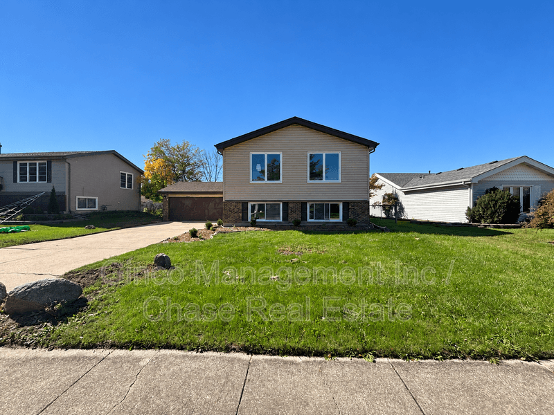 Frankfort House: 20032 South Sycamore Drive