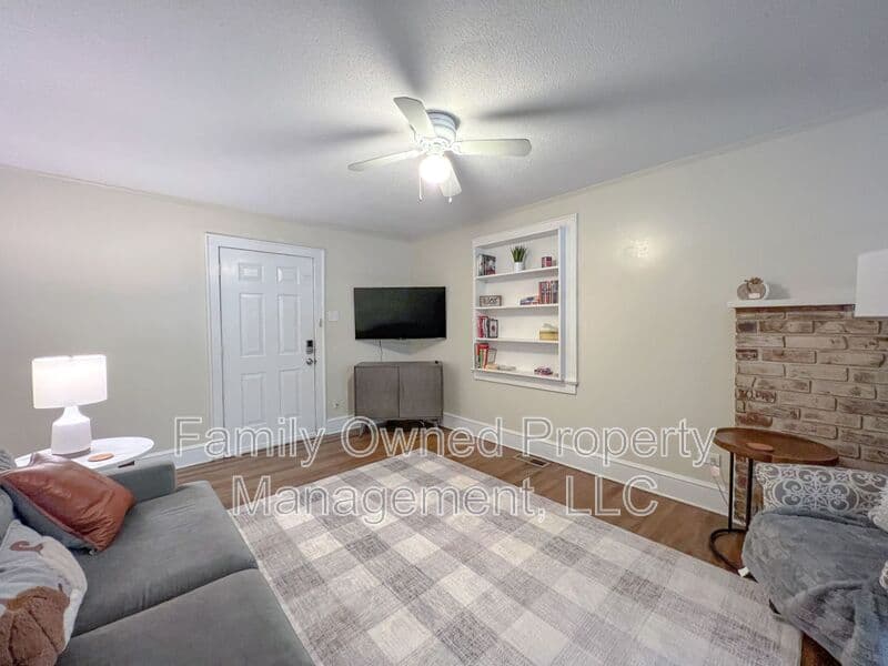 Summerville House: 806-B N Magnolia St