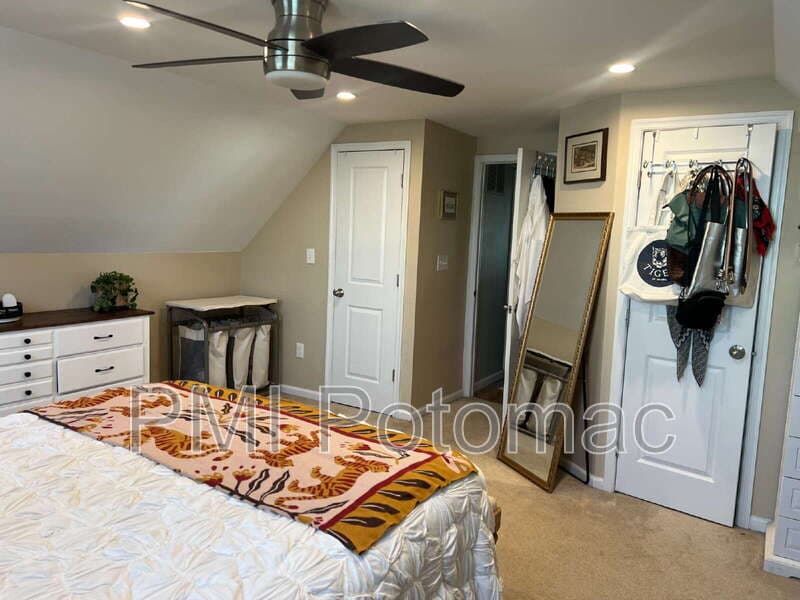 Bowie House: 12618 Kavanaugh Ln