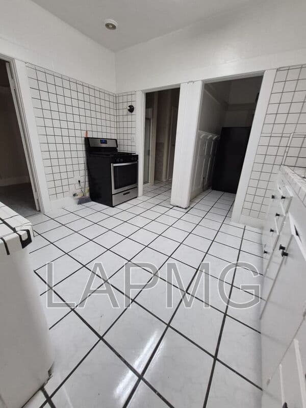 Los Angeles House: 1513 W 45th St