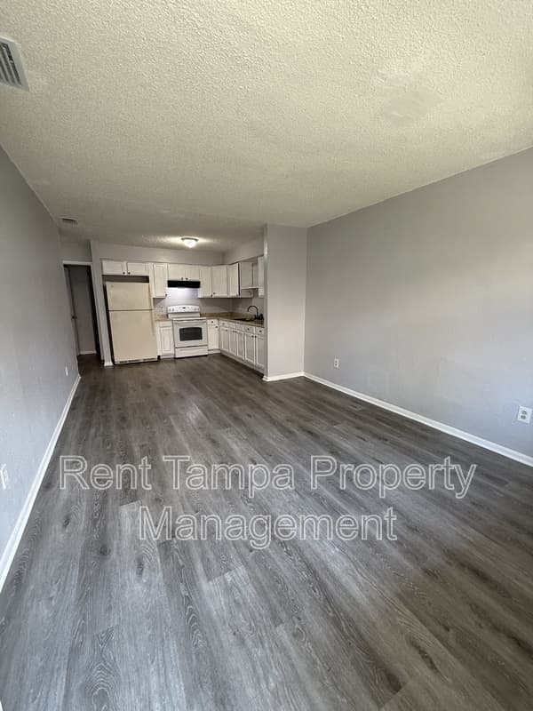 Tampa House: 8304 North Mulberry Street