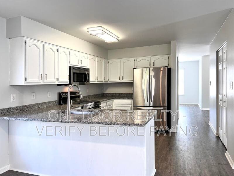Williamsburg House: 120 Low Ridge Rd