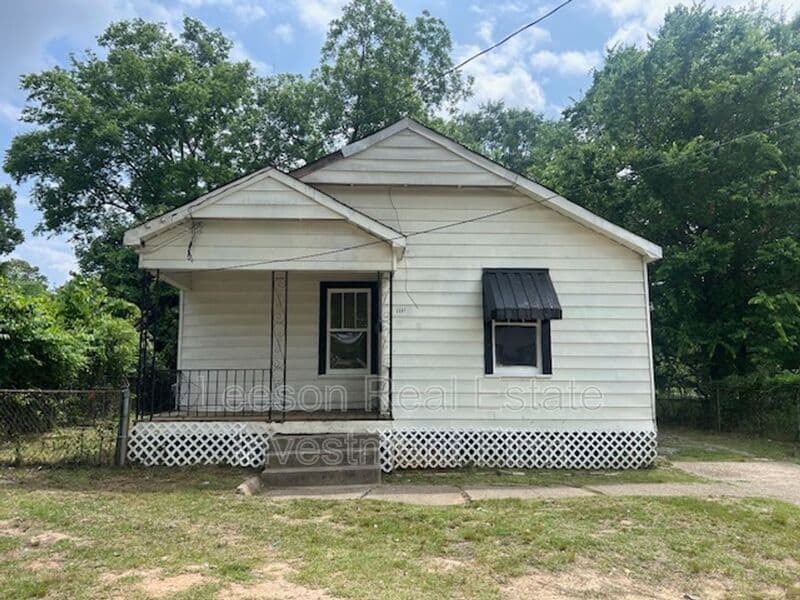 SHREVEPORT House: 2551 Claiborne Ave.