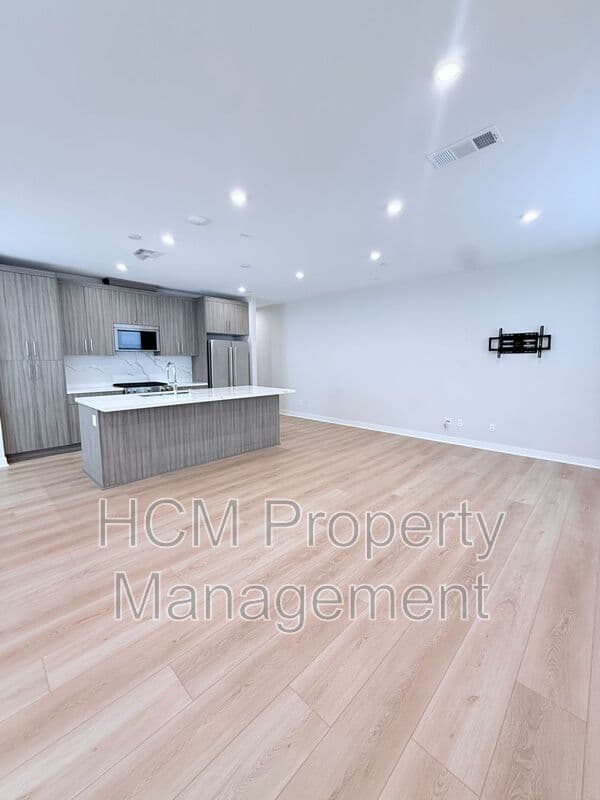 Anaheim House: 1211 W Bushell St
