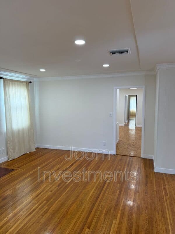 Los Angeles House: 2523 S Bentley Ave