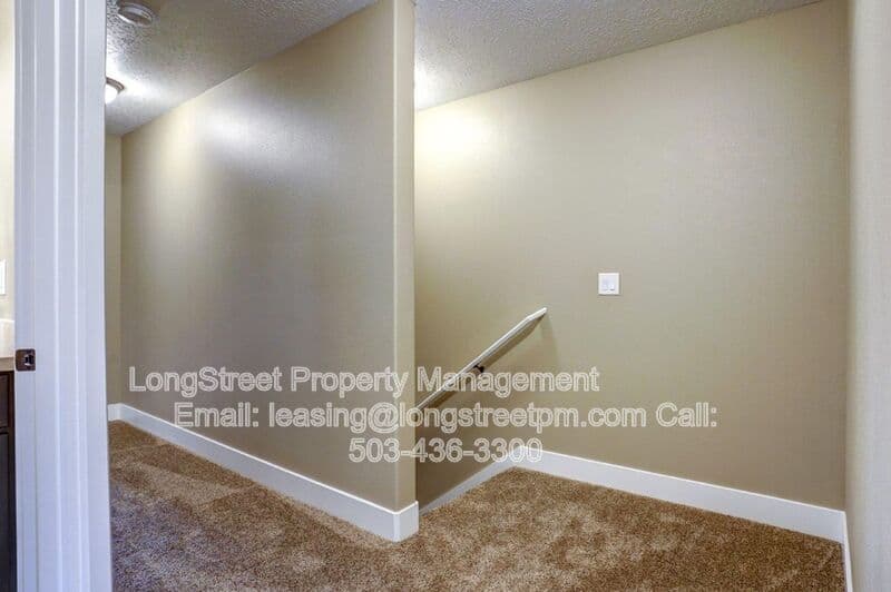 Monmouth Townhome: 484 S Monmouth Ave