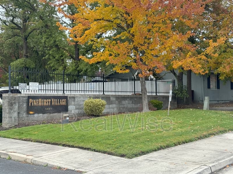 Medford Townhome: 1221 Skeeters Ln