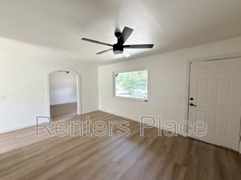 Sapulpa House: 2214 S Poplar St