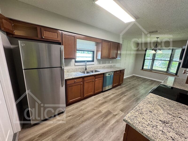 Orange Park House: 1959 Sussex Dr N