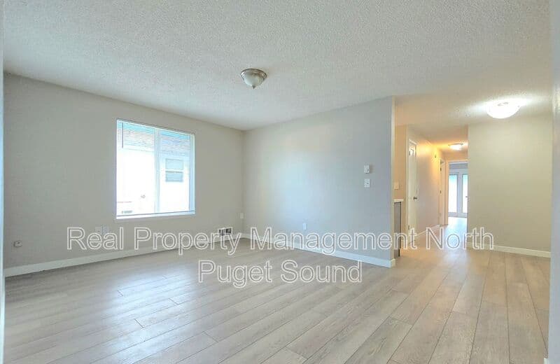 Gold Bar House: 236 7th St