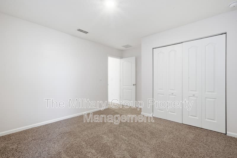 Jacksonville House: 15729 Equine Gait Dr