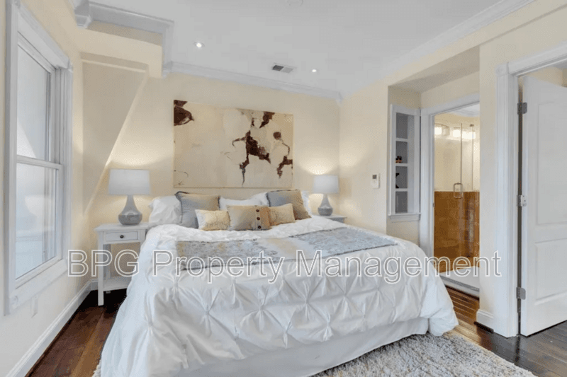 Washington Condo: 901 North Carolina Ave SE