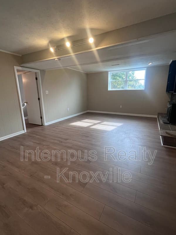 Knoxville House: 10917 Sonja Dr