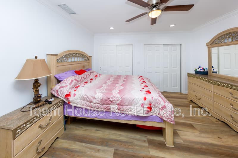 Reseda House: 19422 Welby Way