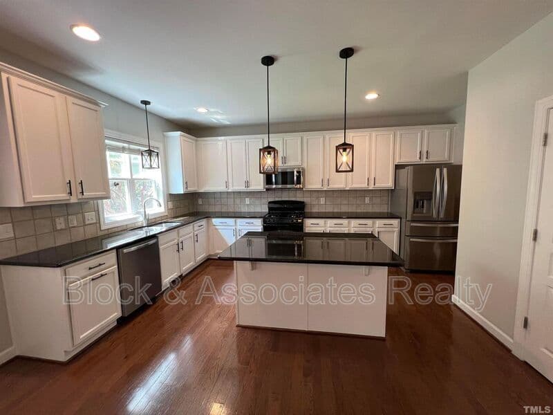 Holly Springs House: 332 Covenant Rock Lane