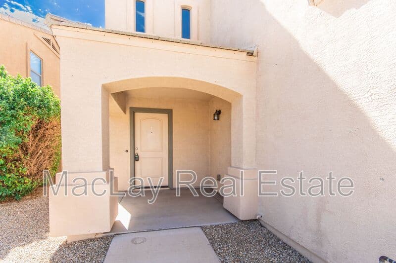 Glendale House: 7265 W Glenn Dr