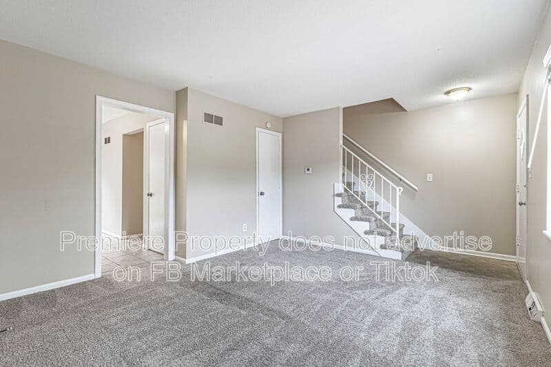 Merriam Townhome: 8722 W 70th St