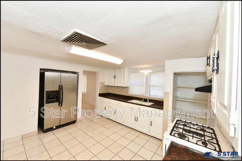 El Paso House: 7817 West Dr