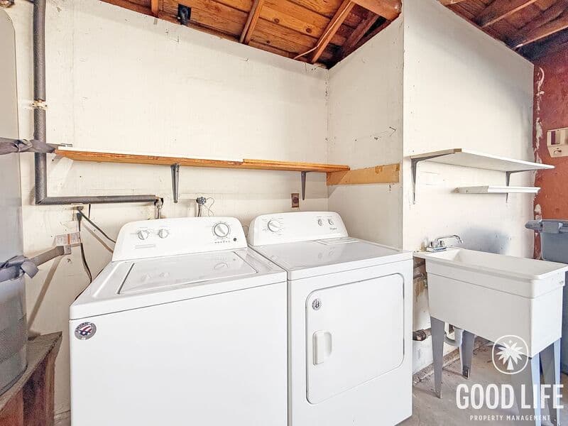 La Mesa House: 6050 Henderson Dr