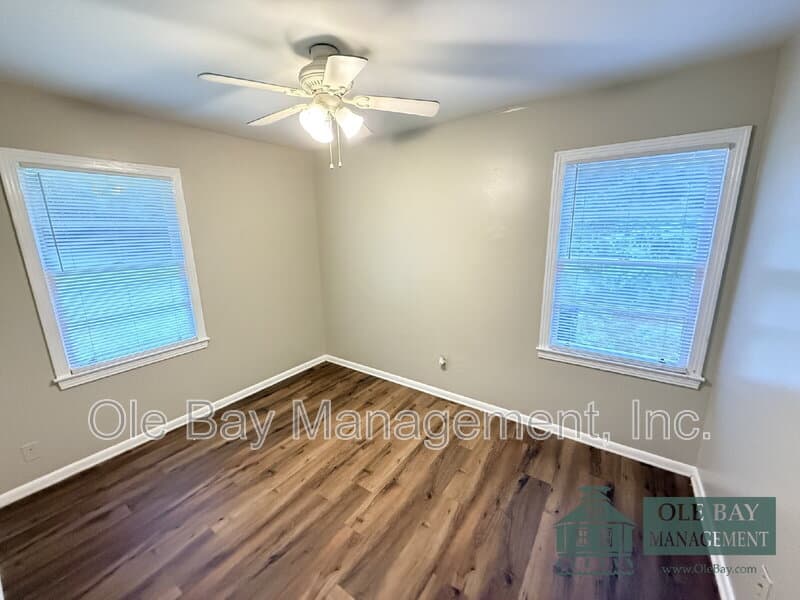 Mobile House: 119 Barbara Mitchell Dr E
