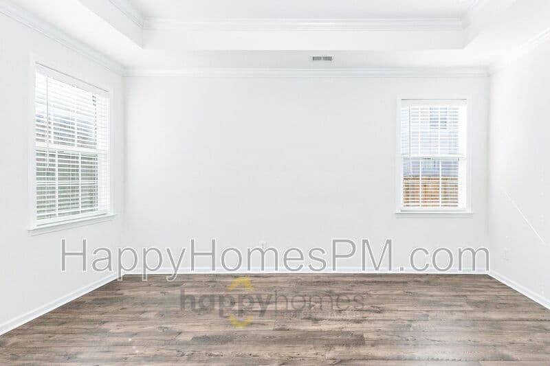 Summerville House: 585 Yellow Leaf Lane