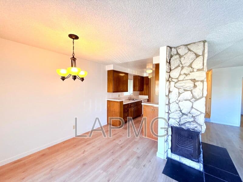 Los Angeles House: 1275 Barry Avenue