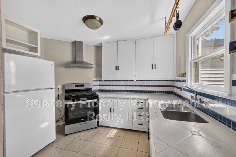 River Oaks House: 4833 Black Oak Lane