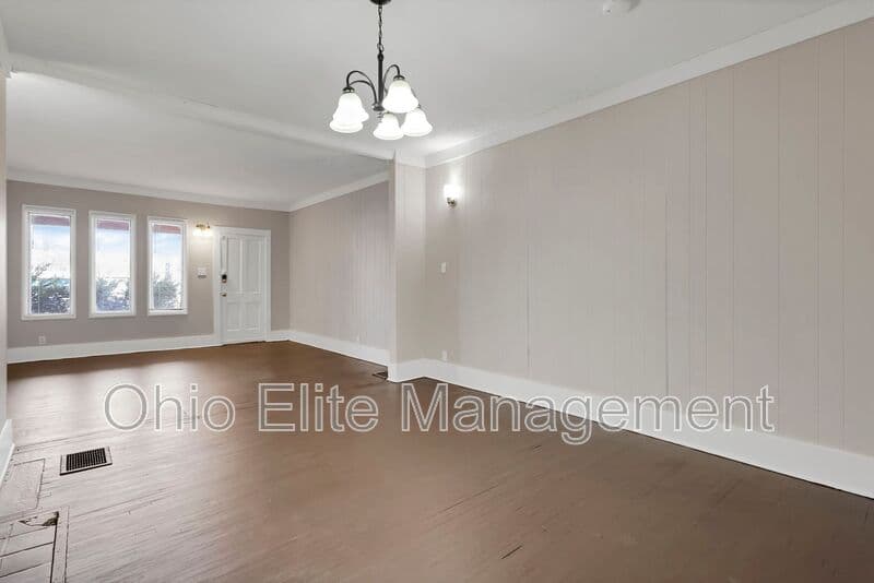 Columbus House: 2709 Sullivant Ave