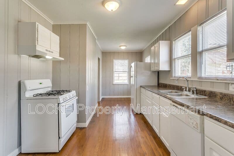 Fort Worth House: 3204 Rogers Avenue