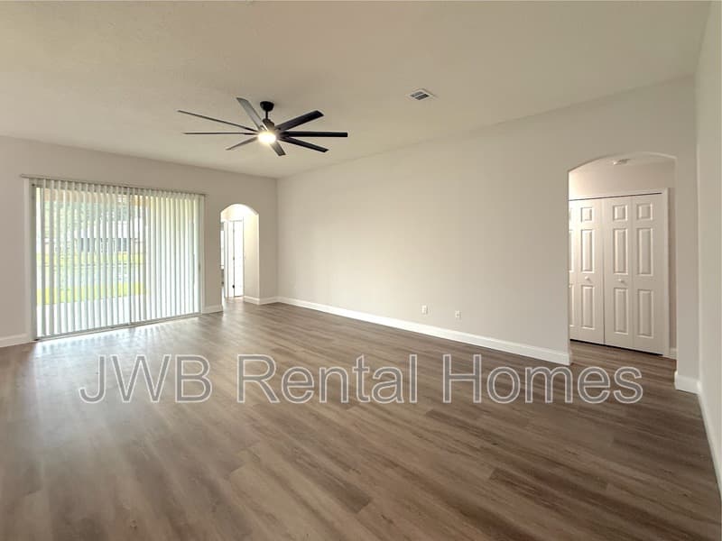 Saint Johns House: 557 Grand Parke Dr